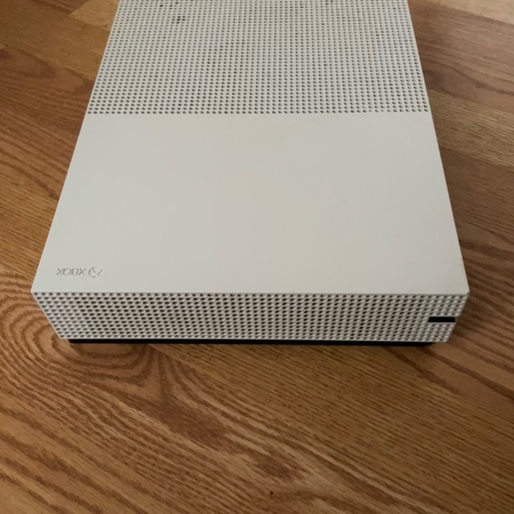 Xbox One S white with blue controller